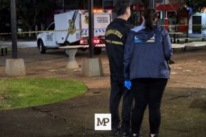 Venezuelana morre após moto invadir rotatória e colidir com poste em Maringá