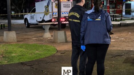 Venezuelana morre após moto invadir rotatória e colidir com poste em Maringá
