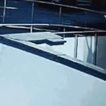 Vídeo mostra momento em que homens salvam bebê que caiu do quinto andar
