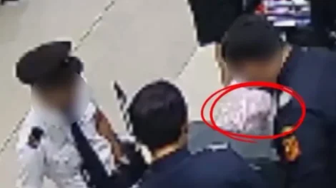 Vídeo mostra piloto flagrado com 70 mil comprimidos de ecstasy em Jacarta