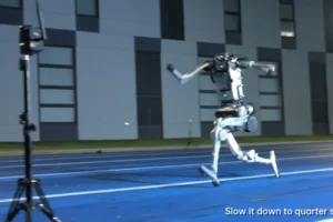 Vídeo mostra robô chinês que salta 2 metros e corre mais que Usain Bolt