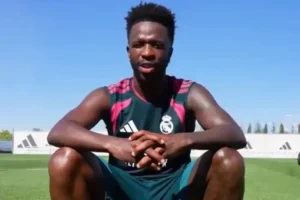 Vinícius Júnior volta ao Real Madrid e revela pedido de José Mourinho