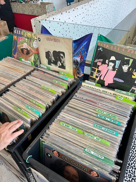 Viniltagem combina diferentes gostos musicais em feira de discos