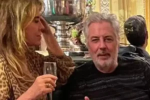 Viúvo de Rita Lee posta mais uma foto em Paris com ex-esposa de Fernando Collor
