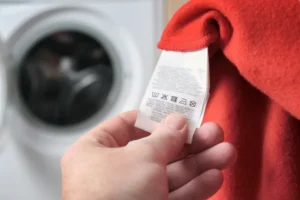 Você sabe o que significam os símbolos nas etiquetas das roupas?