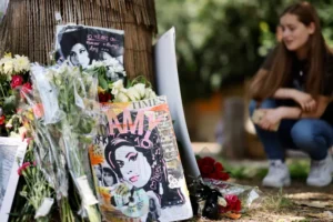 A história trágica da vida de Amy Winehouse (e sua passagem conturbada no Brasil)