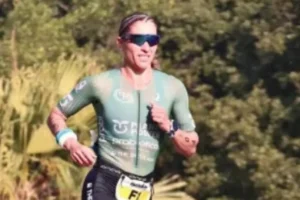 A triatleta que virou 'dama de ferro' forjada com latinhas catadas pela mãe