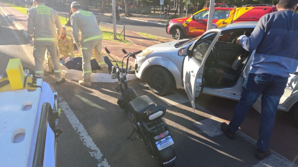 Acidente entre carro e moto elétrica deixa uma pessoa ferida em Maringá