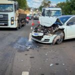 Acidente entre três carros deixa uma pessoa ferida na BR-376
