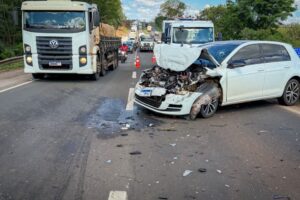 Acidente entre três carros deixa uma pessoa ferida na BR-376