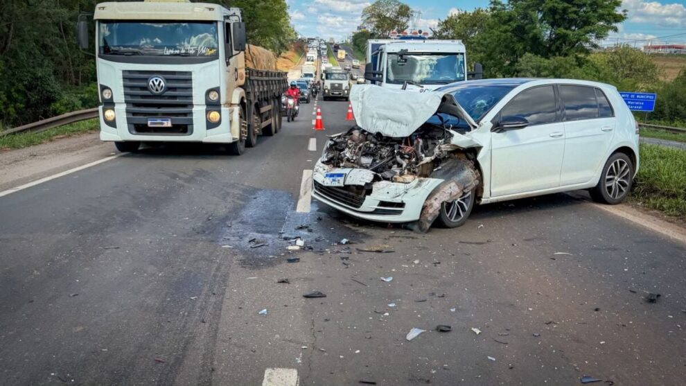 Acidente entre três carros deixa uma pessoa ferida na BR-376