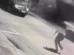 Adolescente foge de sequestro ao saltar de carro em movimento; vídeo