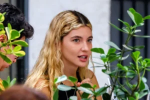 Alanis Guillen aparece loira em passeio no Rio e surpreende com novo visual