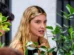 Alanis Guillen aparece loira em passeio no Rio e surpreende com novo visual