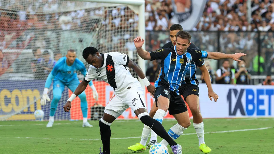 Ameaçados pelo rebaixamento, Grêmio e Vasco fazem confronto direto pelo Brasileirão