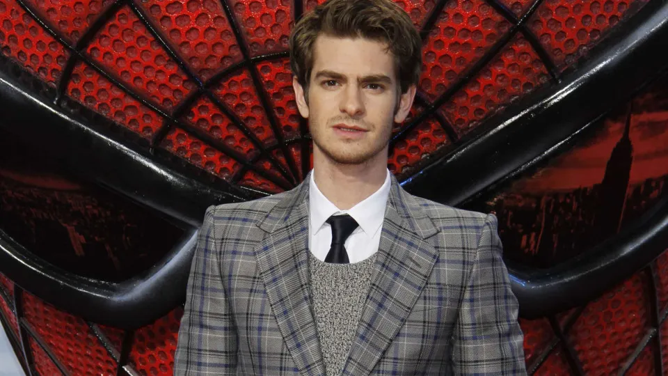 Andrew Garfield volta a defender a ideia de um Homem-Aranha gay