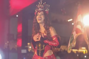 Anitta é coroada rainha de bateria na Grande Rio