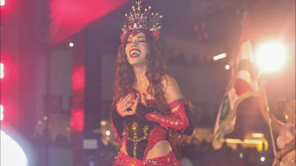 Anitta é coroada rainha de bateria na Grande Rio