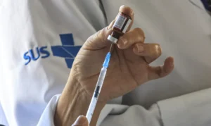 Anvisa amplia uso de vacina contra meningite para bebês a partir de 6 semanas