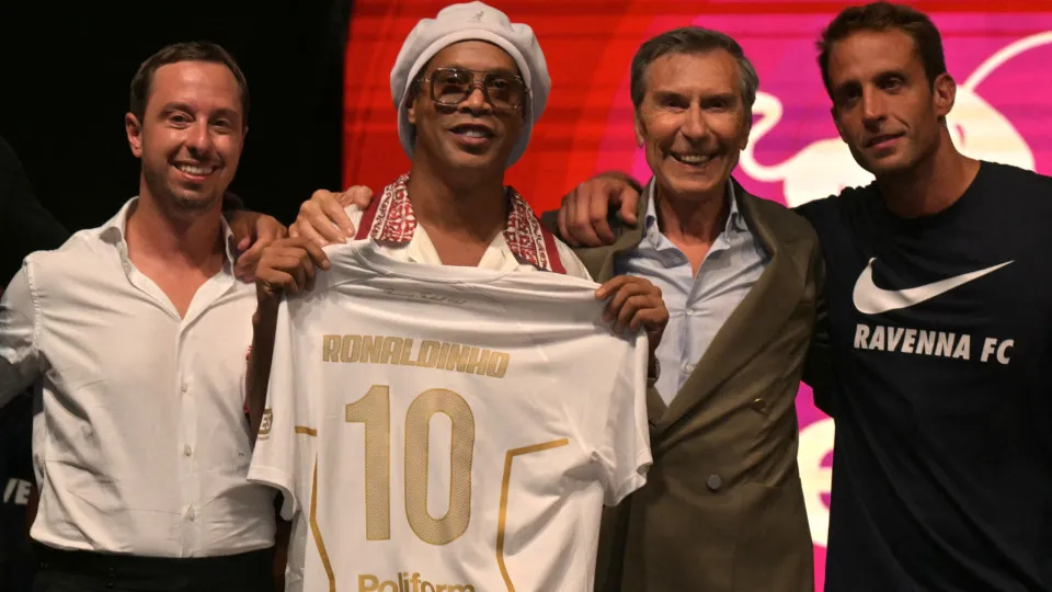 Aos 46 anos, Ronaldinho Gaúcho sai da aposentadoria em busca do seu 300º gol