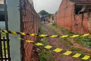 Ataque armado deixa mãe e suspeito mortos e jovem ferido em residência na manhã desta quarta-feira