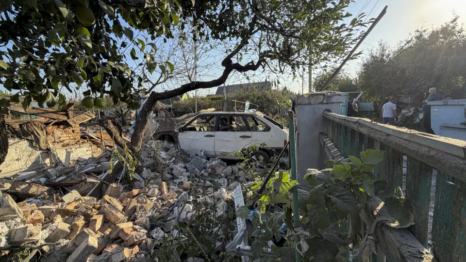 Ataques russos deixam mortos e feridos e ampliam pressão sobre Ucrânia