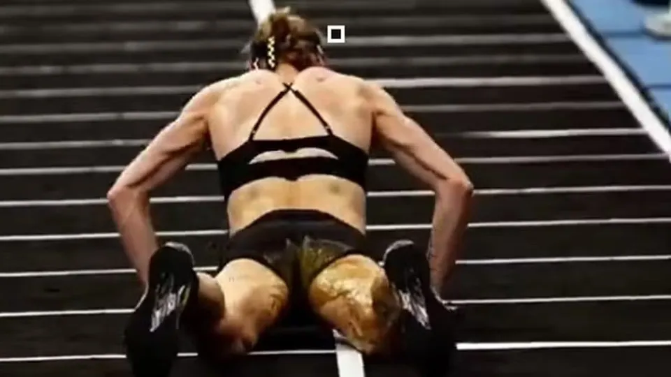 Atleta defeca em si mesma durante corrida, segue na prova e vence; vídeo