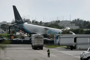 Avião da Amazon sai da pista e pega fogo em Miami; 5 morreram