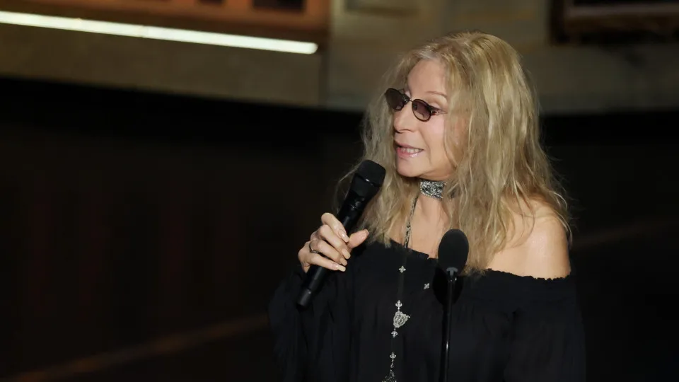 Barbra Streisand critica Trump por polêmica envolvendo o Kennedy Center