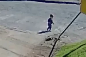 Bebê de 18 meses foge de creche e vai até o trabalho da mãe em SC