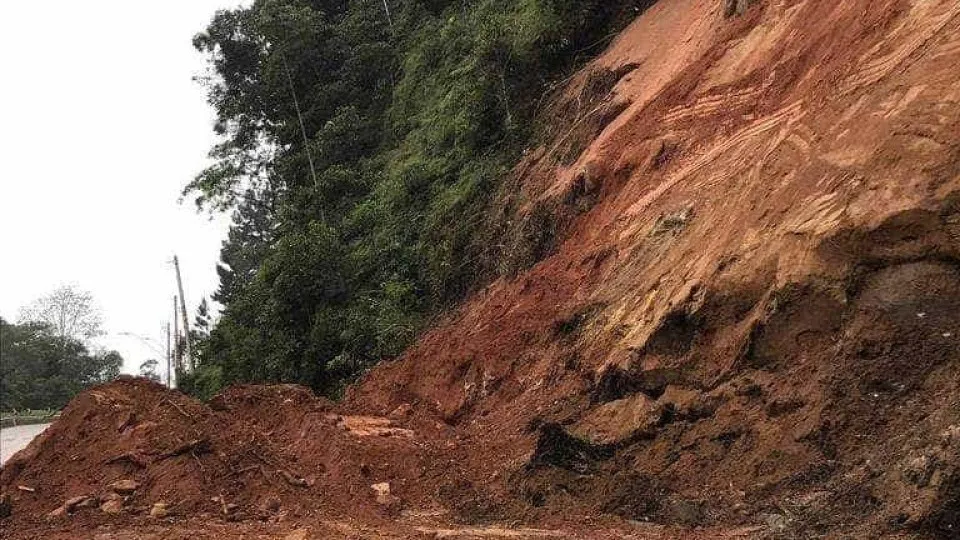 Bombeiros resgatam corpo soterrado após queda de prédio na zona leste de SP; mortos chegam a três