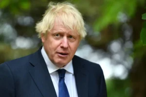 Boris Johnson reage após escapar a ataque russo: "Lógica distorcida"