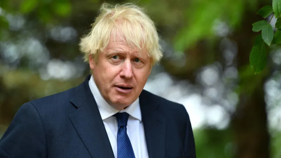 Boris Johnson reage após escapar a ataque russo: "Lógica distorcida"