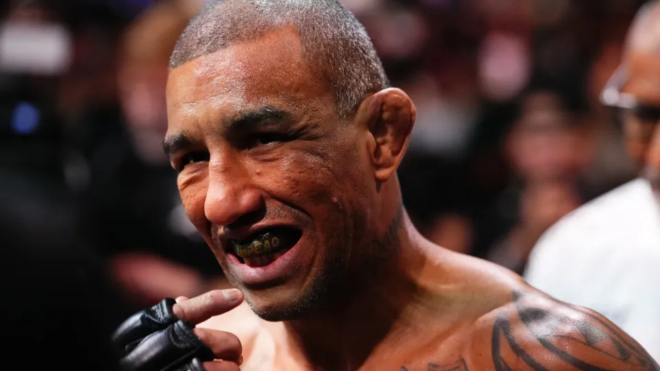 Brasileiro perde consciência durante luta no UFC e é levado ao hospital