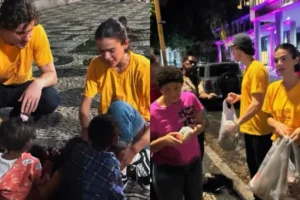 Bruna Marquezine e Shawn Mendes distribuem marmitas nas ruas do Rio de Janeiro