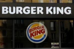 Burger King é condenado a indenizar trabalhadora por uniforme que não servia