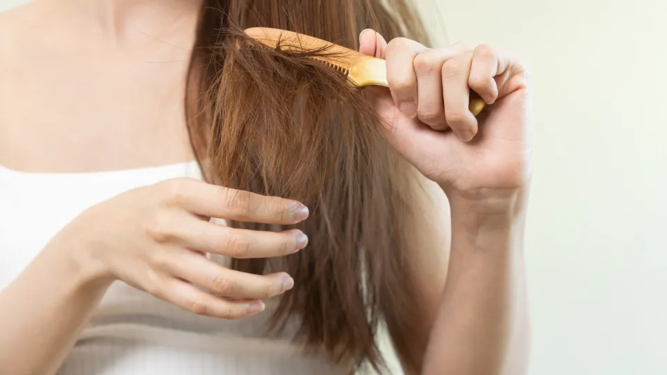 Cabelo fino e sem volume? 3 hábitos simples podem ajudar a fortalecê-lo