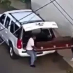 Caixão com corpo é abandonado em rua no México; vídeo mostra momento