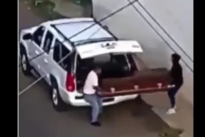 Caixão com corpo é abandonado em rua no México; vídeo mostra momento