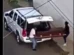 Caixão com corpo é abandonado em rua no México; vídeo mostra momento