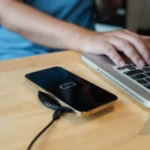 Carregamento com fio ou sem fio: qual preserva mais a bateria do celular?