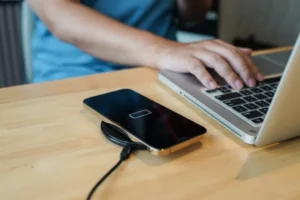 Carregamento com fio ou sem fio: qual preserva mais a bateria do celular?