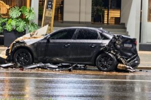 Carro de luxo é destruído após ser atingido por Dodge Ram