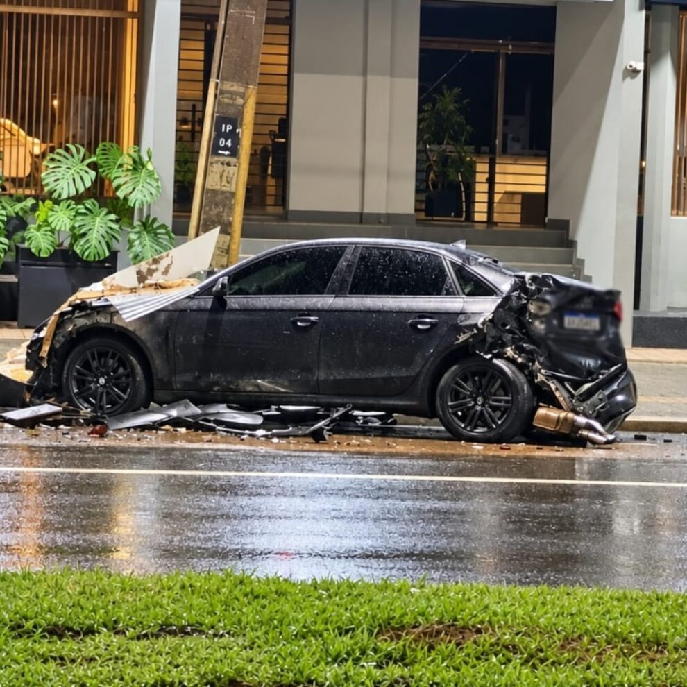 Carro de luxo é destruído após ser atingido por Dodge Ram