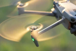 Com drone, homem monitora polícia na Baixada Fluminense e diz receber R$ 1.200 por mês do tráfico