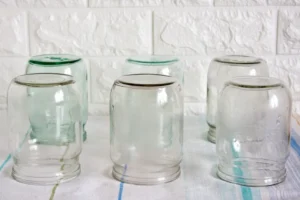 Como tirar cola de etiquetas de frascos de vidro com mistura caseira