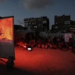 Comovente! Crianças assistem filme "Rei Leão" entre escombros em Gaza