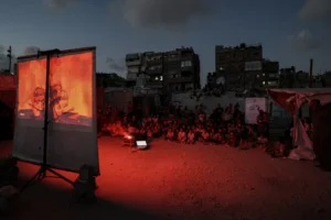 Comovente! Crianças assistem filme "Rei Leão" entre escombros em Gaza