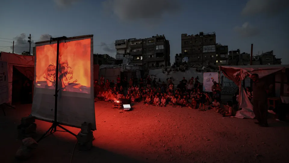 Comovente! Crianças assistem filme "Rei Leão" entre escombros em Gaza