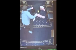 Condenado escapa de algemas e tenta fugir de tribunal nos EUA; vídeo